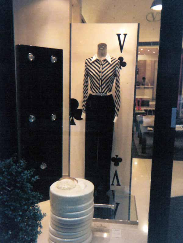 Valentino-fashion-luxury-visual merchandising-window displays-windows-moda-vetrine-lusso-brand identity-beauty-top brand-design-Marco Stalla