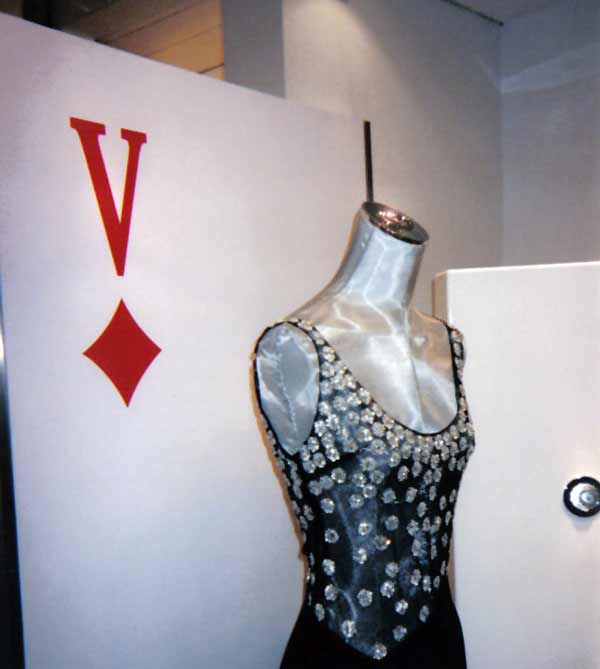 Valentino-fashion-luxury-visual merchandising-window displays-windows-moda-vetrine-lusso-brand identity-beauty-top brand-design-Marco Stalla