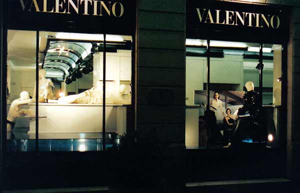 Valentino-fashion-luxury-visual merchandising-window displays-windows-moda-vetrine-lusso-brand identity-beauty-top brand-design-Marco Stalla