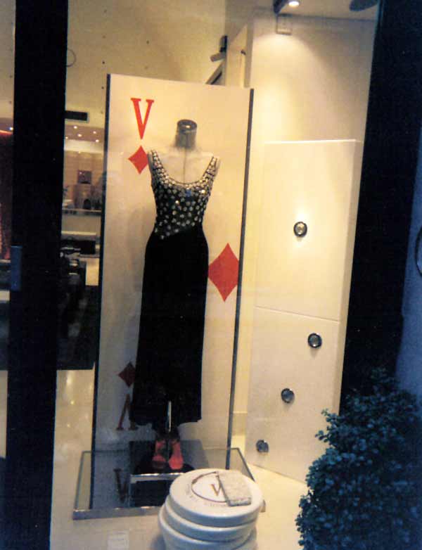 Valentino-fashion-luxury-visual merchandising-window displays-windows-moda-vetrine-lusso-brand identity-beauty-top brand-design-Marco Stalla